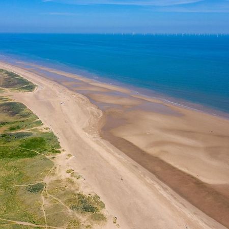 Lovely Caravan With Decking At Coral Beach Park In Lincolnshire Ref 77001C Hotel Инголдмелс Екстериор снимка