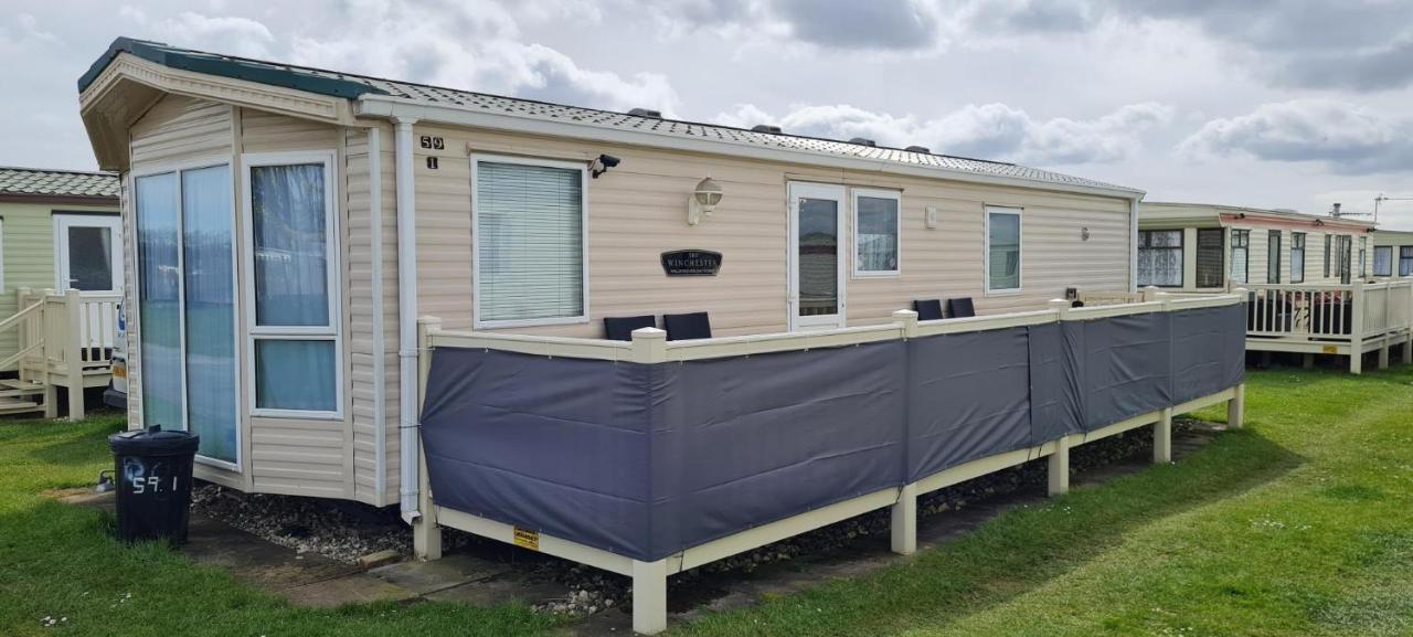 Lovely Caravan With Decking At Coral Beach Park In Lincolnshire Ref 77001C Hotel Инголдмелс Екстериор снимка