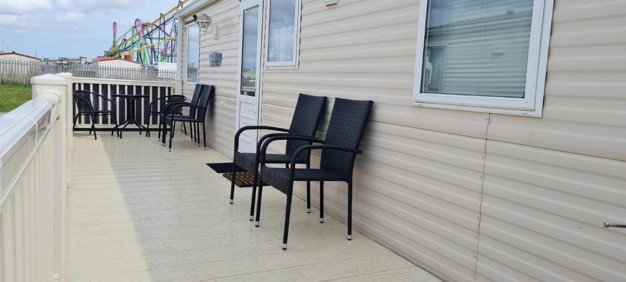 Lovely Caravan With Decking At Coral Beach Park In Lincolnshire Ref 77001C Hotel Инголдмелс Екстериор снимка