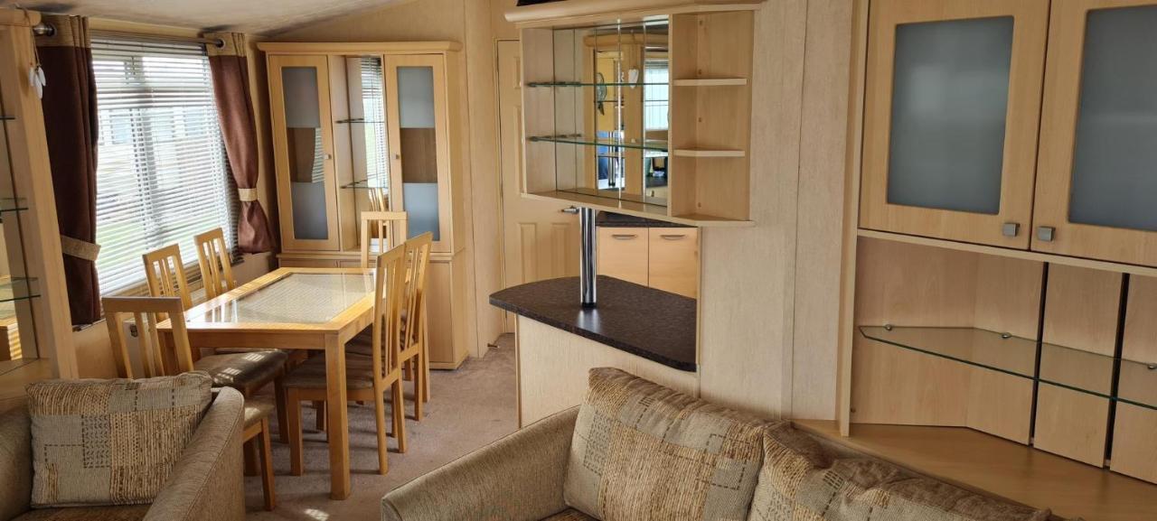 Lovely Caravan With Decking At Coral Beach Park In Lincolnshire Ref 77001C Hotel Инголдмелс Екстериор снимка