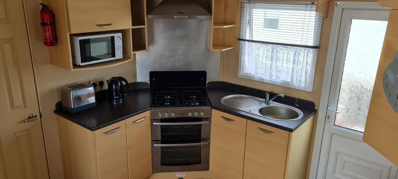 Lovely Caravan With Decking At Coral Beach Park In Lincolnshire Ref 77001C Hotel Инголдмелс Екстериор снимка