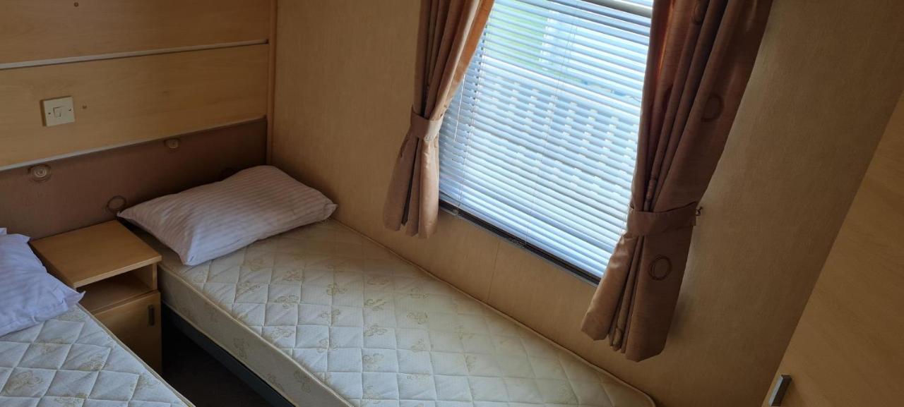 Lovely Caravan With Decking At Coral Beach Park In Lincolnshire Ref 77001C Hotel Инголдмелс Екстериор снимка