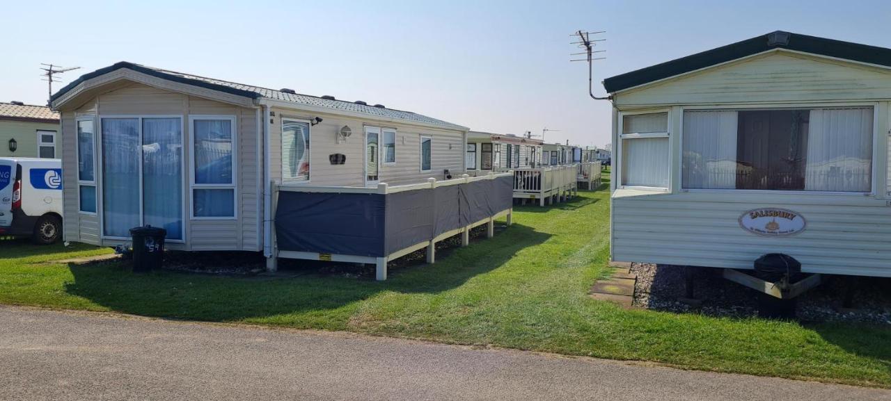 Lovely Caravan With Decking At Coral Beach Park In Lincolnshire Ref 77001C Hotel Инголдмелс Екстериор снимка