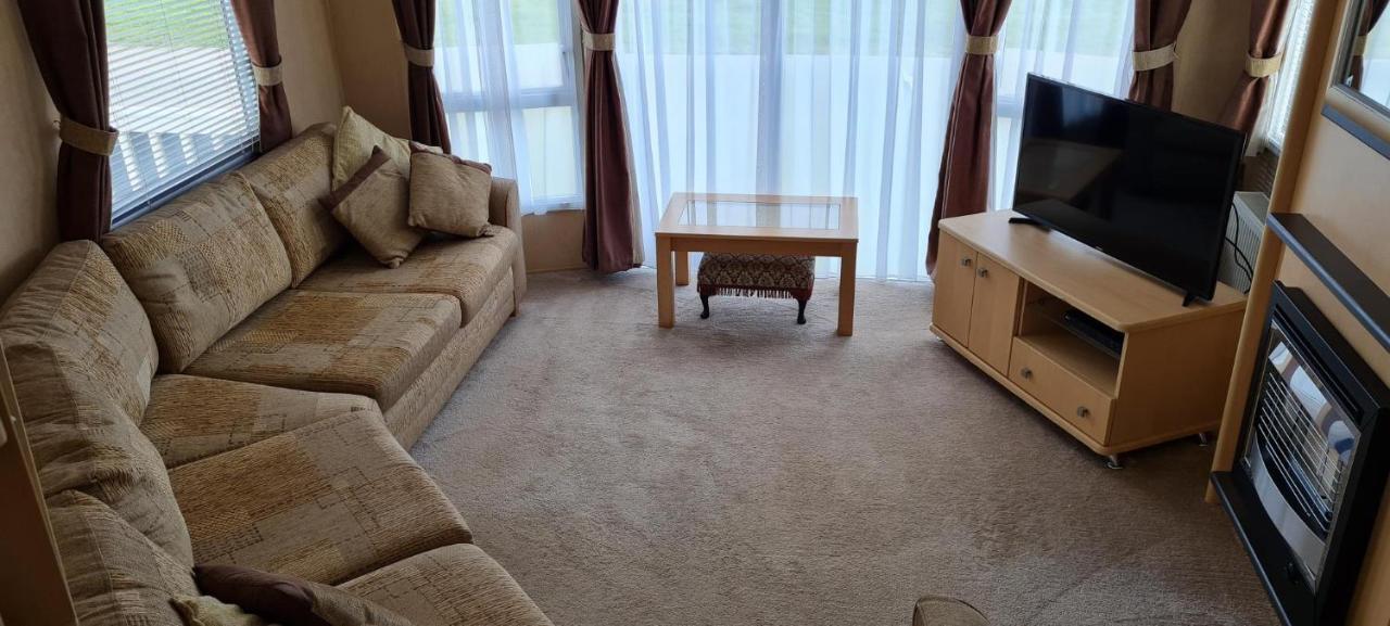 Lovely Caravan With Decking At Coral Beach Park In Lincolnshire Ref 77001C Hotel Инголдмелс Екстериор снимка