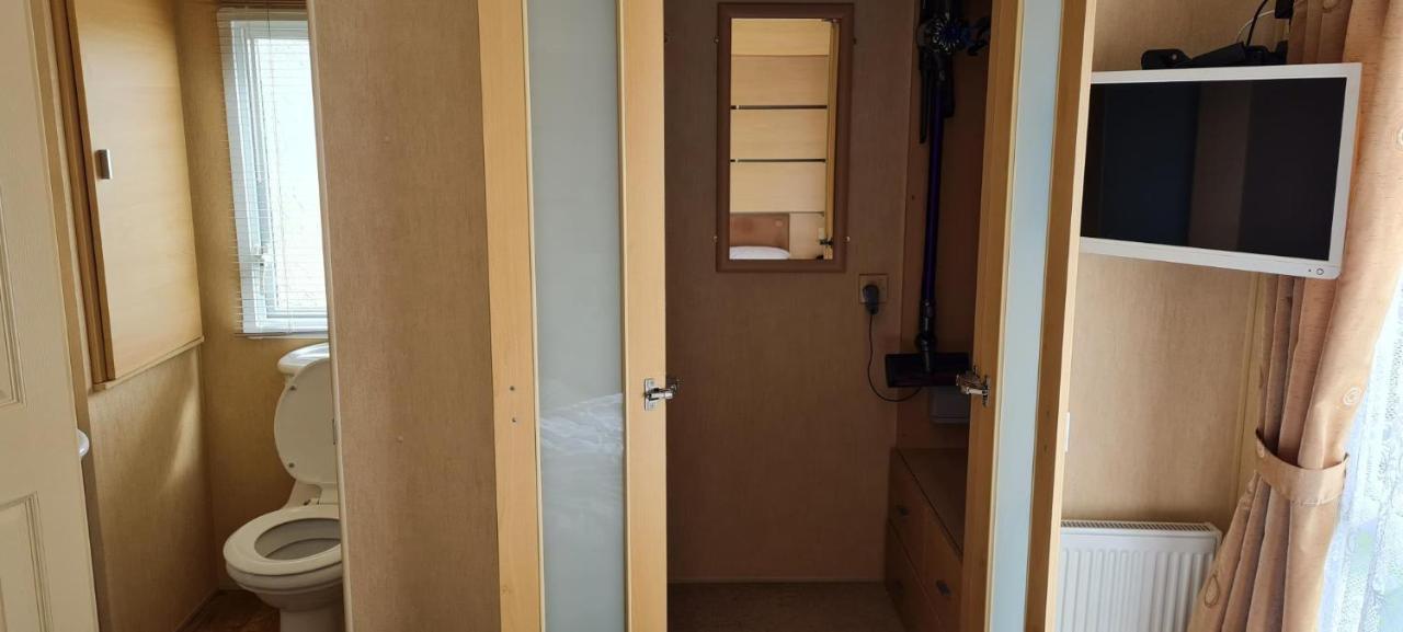 Lovely Caravan With Decking At Coral Beach Park In Lincolnshire Ref 77001C Hotel Инголдмелс Екстериор снимка